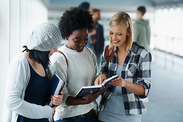 포토 JPG 해외이미지 응시 여자 교육 행복 대학생 실내 서기 들기 상반신 성인 옆모습 책 세명 우정 가리킴 그룹 대학교 성인여자만 해외포토 학생 시선 감정 뷰포인트 학교 모션 사람 손짓 내부 친구 여자만 성인만 파일형식 이미지허브
