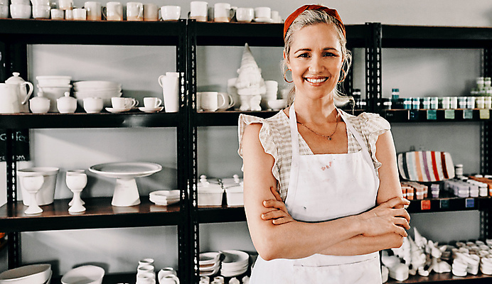 포토 JPG 해외이미지 여자 행복 선반 한명 상반신 성인 앞모습 컵 팔짱 앞치마 도자기 작업실 도예가 성인여자한명만 해외포토 직업 1 식기 감정 뷰포인트 가구 모션 사람 여자한명만 성인여자만 파일형식 이미지허브