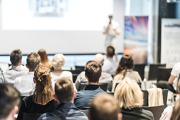 포토 JPG 해외이미지 여자 남자 실내 앉기 여러명 상반신 성인 뒷모습 아웃포커스 듣기 군중 소프트포커스 강의 강당 세미나 성인만 해외포토 뷰포인트 다수 모션 촬영기법 사람 내부 파일형식 이미지허브