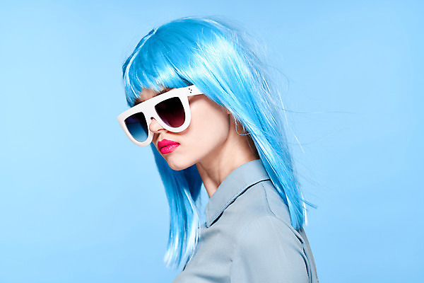 포토 JPG 해외이미지 여자 하늘색 한명 상반신 성인 옆모습 선글라스 가발 성인여자한명만 힙스터 해외포토 1 패션 안경 뷰포인트 사람 파란색 여자한명만 성인여자만 파일형식 이미지허브