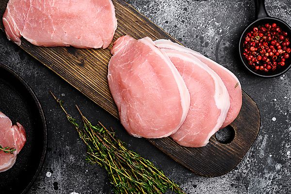 포토 JPG 해외이미지 식재료 생고기 돼지고기 사람없음 하이앵글 나무도마 백리향 통후추 해외포토 뷰포인트 도마 육류 목재 후추 파일형식 이미지허브