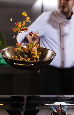 포토 JPG 해외이미지 남자 음식 실내 요리 한명 들기 상반신 성인 앞모습 주방 요리사 성인남자한명만 웍 해외포토 직업 1 뷰포인트 모션 주방용품 사람 내부 남자한명만 성인남자만 파일형식 이미지허브