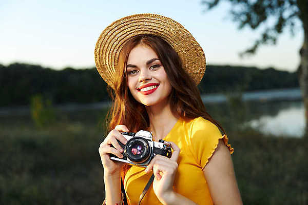 포토 JPG 해외이미지 주간 백인 라이프스타일 응시 여자 한명 미소 들기 상반신 성인 취미 야외 앞모습 카메라 사진촬영 사진사 성인여자한명만 해외포토 자연요소 서양인 1 시선 뷰포인트 모션 표정 사람 생활 전자제품 촬영 작가 여자한명만 성인여자만 파일형식 이미지허브