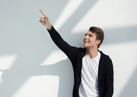 포토 JPG 해외이미지 직업 1 라이프스타일 응시 남자 행복 감정 포즈 백그라운드 컨셉 비즈니스 성공 그림자 한명 서기 미소 사람 정장 성인 유행 흰색 가리킴 표현 업무 자신감 우아함 시원함 스마트 싱글 경영자 긍정 개성 고립 심각 스타일 카피스페이스 해외포토 시선 옷 컬러 모션 표정 손짓 생활 공백 작업 리더 파일형식 이미지허브