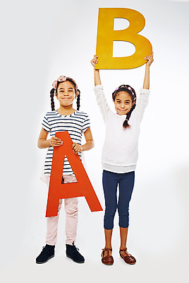 포토 JPG 해외이미지 전신 알파벳 여자 어린이 함께함 실내 서기 웃음 들기 두명 앞모습 친구 우정 만세 즐거움 흰배경 소녀만 해외포토 영어 감정 뷰포인트 백그라운드 컨셉 관계 모션 표정 사람 내부 흰색 여자만 어린이만 파일형식 이미지허브