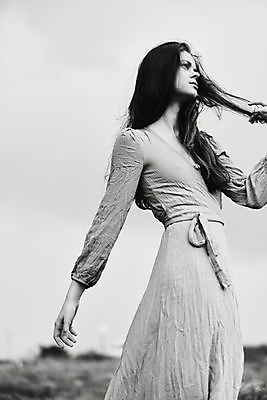 포토 JPG 해외이미지 백인 여자 흑백 한명 상반신 성인 옆모습 아웃포커스 잡기 성인여자한명만 해외포토 서양인 1 뷰포인트 모션 촬영기법 사람 여자한명만 성인여자만 파일형식 이미지허브