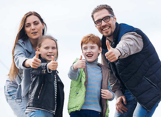 포토 JPG 해외이미지 여자 남자 행복 어린이 가족 엄마 함께함 웃음 손짓 소년 여러명 상반신 성인 앞모습 옆모습 자녀 아빠 해외포토 감정 뷰포인트 다수 컨셉 관계 모션 표정 사람 파일형식 이미지허브