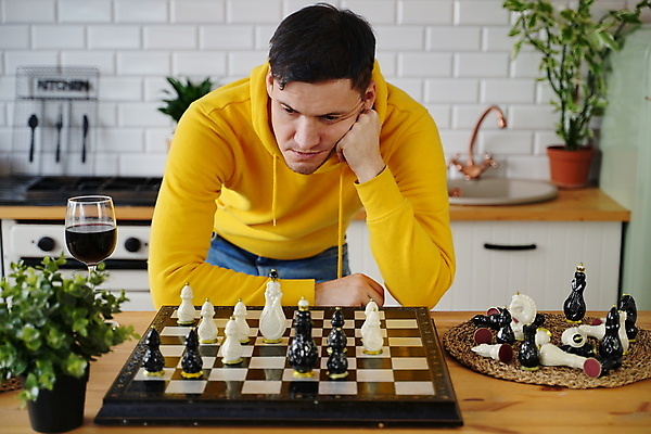 포토 JPG 해외이미지 라이프스타일 남자 스포츠 가정 청소년 놀이 휴식 아파트 실내 한명 사람 경기 취미 가로 캐주얼 인테리어 주방 화목 경쟁 도전 게임 도박 체스 싸움 주말 전략 백자 토너먼트 혼자 해외포토 1 디자인 옷 컨셉 모션 주택 내부 생활 도자기 파일형식 이미지허브