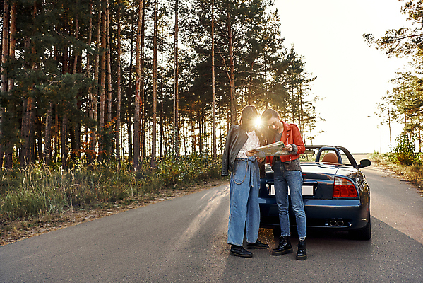 포토 JPG 해외이미지 백인 라이프스타일 여자 행복 육상교통 여행 지도 관계 교통시설 자동차 휴가 함께함 사람 성인 두명 스마트폰 손들기 사진촬영 운전 낭만 탐험 수확 도시 운전사 결합 불기 오픈카 대여 자동 해외포토 서양인 직업 감정 교통수단 교통 컨셉 농업 모션 승용차 생활 핸드폰 스마트기기 촬영 시설 파일형식 이미지허브