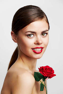 포토 JPG 해외이미지 백인 응시 여자 포즈 한명 상반신 성인 옆모습 화장 뷰티 장미 성인여자한명만 해외포토 서양인 1 시선 꽃 뷰포인트 사람 여자한명만 성인여자만 파일형식 이미지허브