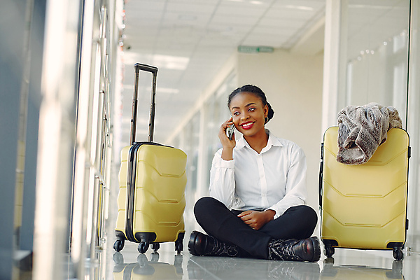 포토 JPG 해외이미지 전신 여자 흑인 실내 한명 앉기 성인 앞모습 여행객 캐리어 복도 공항 통화 성인여자한명만 해외포토 서양인 1 뷰포인트 교통시설 모션 사람 내부 여행가방 여자한명만 성인여자만 파일형식 이미지허브