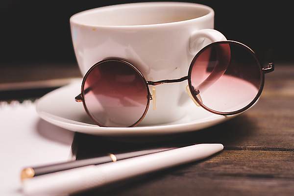 포토 JPG 해외이미지 비즈니스 탁자 사람없음 선글라스 펜 사무용품 커피잔 오브젝트 해외포토 안경 커피 가구 문구용품 잔 필기구 파일형식 이미지허브