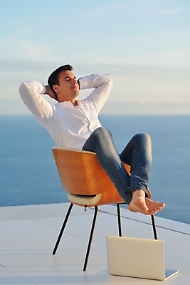 포토 JPG 해외이미지 전신 남자 의자 비즈니스 하늘 휴식 한명 앉기 성인 야외 옆모습 노트북 자유 옥상 성인남자한명만 해외포토 1 뷰포인트 가구 컨셉 모션 사람 전자제품 남자한명만 성인남자만 파일형식 이미지허브