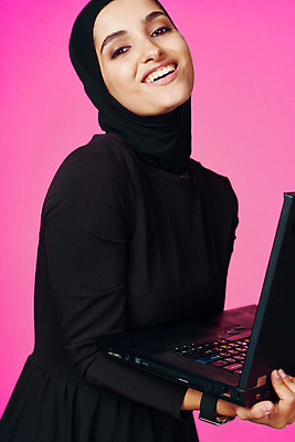 포토 JPG 해외이미지 모델 직업 학생 전통 손 여자 행복 분홍색 백그라운드 인터넷 비즈니스 한명 미소 사람 동양인 옆모습 파란색 노트북 스마트폰 쇼핑 컴퓨터 노란색 공책 목도리 흰색 네트워크 중앙 이슬람교 대학교 긍정 동쪽 고립 목업 스타일 해외포토 1 잡화 감정 종교 뷰포인트 컬러 컨셉 학교 문구용품 표정 인종 신체부위 전자제품 핸드폰 스마트기기 방향 파일형식 이미지허브