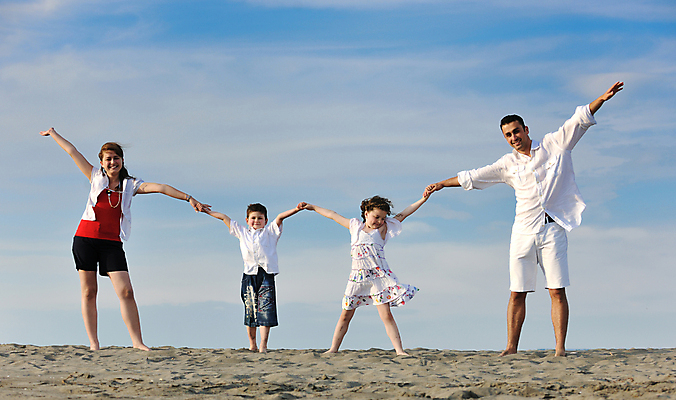 포토 JPG 해외이미지 주간 전신 라이프스타일 여자 남자 딸 행복 아들 어린이 모래 바다 여행 가족 하늘 엄마 팔벌리기 휴가 사랑 웃음 사람 여러명 성인 야외 앞모습 여행객 손잡기 기쁨 자녀 아빠 해외포토 자연요소 감정 뷰포인트 다수 관계 모션 표정 생활 파일형식 이미지허브