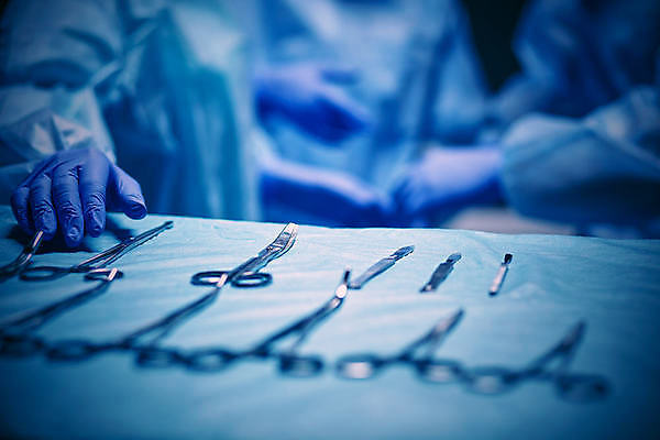 포토 JPG 해외이미지 직업 학생 유니폼 건강 병원 가면 사람 사람없음 내부 치료 약 방 고통 장비 환자 간호사 의사 코트 흰색 기구 램프 긴급 업무 도움 그룹 수술 질병 외과 돌봄 살균 해외포토 옷 감정 컬러 컨셉 의학 모션 조명 외투 의료진 작업 파일형식 이미지허브