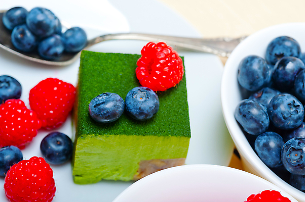 포토 JPG 해외이미지 디저트 실내 사람없음 블루베리 산딸기 무스케이크 녹차맛 해외202004 해외포토 음식 과일 내부 케이크 맛 녹차 파일형식 이미지허브