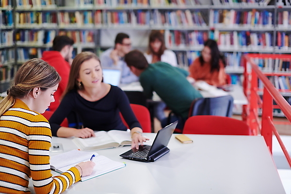 포토 JPG 해외이미지 여자 의자 학교 청소년 협력 책장 상반신 두명 책 태블릿 기록 도서관 책상 십대여자만 해외포토 교육 가구 사람 전자제품 스마트기기 여자만 십대만 파일형식 이미지허브