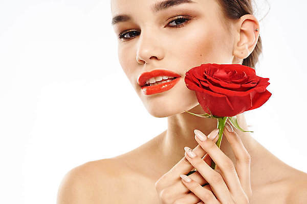 포토 JPG 해외이미지 백인 응시 여자 포즈 한명 들기 상반신 성인 앞모습 화장 뷰티 장미 성인여자한명만 해외포토 서양인 1 시선 꽃 뷰포인트 모션 사람 여자한명만 성인여자만 파일형식 이미지허브