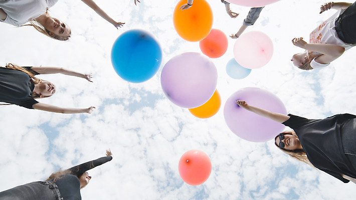 포토 JPG 해외이미지 손 여자 로우앵글 여러명 상반신 성인 야외 앞모습 옆모습 신체부위 활발 풍선 성인여자만 해외포토 뷰포인트 다수 컨셉 사람 여자만 성인만 파일형식 이미지허브