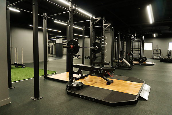 포토 JPG 해외이미지 직업 라이프스타일 스포츠 백그라운드 신체 벤치 실내 건강 사람없음 운동복 운동 힘 아령 장비 홀 센터 연습 클럽 체육관 돌리기 스타일 크로스핏 해외포토 옷 의자 모션 내부 생활 공간 파일형식 이미지허브