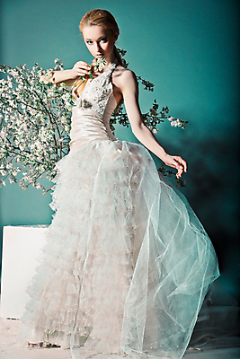 포토 JPG 해외이미지 전신 백인 모델 드레스 여자 꽃 웨딩드레스 포즈 결혼 한명 서기 성인 옆모습 화려 우아함 성인여자한명만 해외포토 서양인 식물 1 옷 뷰포인트 컨셉 모션 사람 이벤트 여자한명만 성인여자만 파일형식 이미지허브