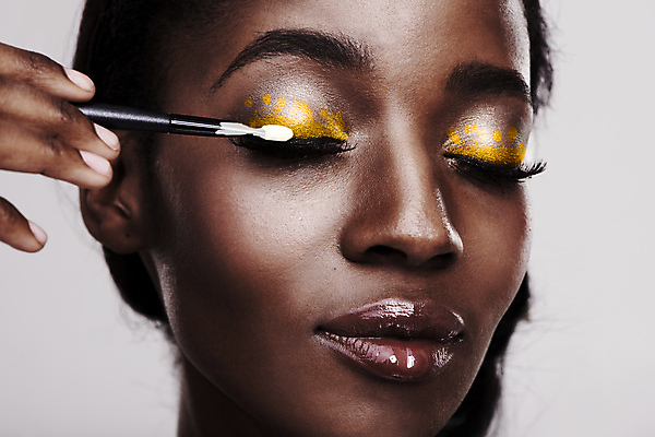 포토 JPG 해외이미지 모델 여자 백그라운드 한명 들기 상반신 성인 앞모습 뷰티 눈감음 우아함 피부 아이섀도 성인여자한명만 카피스페이스 해외포토 아이섀도브러쉬 1 뷰포인트 컨셉 모션 사람 신체부위 화장품 공백 메이크업브러쉬 여자한명만 성인여자만 파일형식 이미지허브