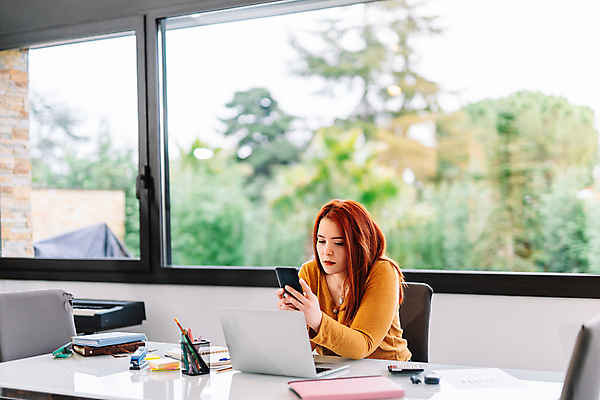 포토 JPG 해외이미지 백인 직업 라이프스타일 응시 여자 행복 인터넷 비즈니스 통신 탁자 모바일 주택 실내 한명 미소 사람 앉기 성인 가로 노트북 스마트폰 핸드폰 컴퓨터 사무실 공책 흰색 작업 비즈니스우먼 연결 종업원 책상 경영자 부름 온라인 소셜 프리랜서 해외포토 서양인 1 시선 감정 컬러 가구 모션 문구용품 표정 내부 건물 생활 전자제품 스마트기기 직장인 리더 파일형식 이미지허브