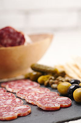 포토 JPG 해외이미지 실내 사람없음 아웃포커스 안주 올리브 일렬 돌판 살라미 와인플래터 해외포토 열매 촬영기법 내부 돌_바위 파일형식 이미지허브