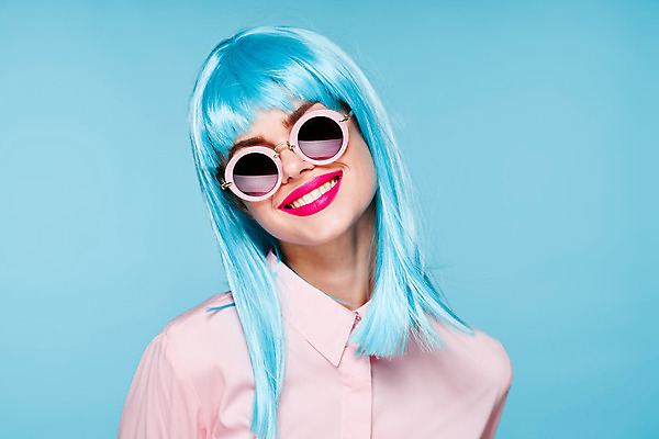 포토 JPG 해외이미지 여자 하늘색 한명 미소 상반신 성인 앞모습 선글라스 가발 성인여자한명만 힙스터 해외포토 1 패션 안경 뷰포인트 표정 사람 파란색 여자한명만 성인여자만 파일형식 이미지허브