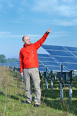 포토 JPG 해외이미지 주간 전신 남자 하늘 한명 성인 야외 앞모습 가리킴 태양에너지 집열판 성인남자한명만 해외포토 자연요소 1 뷰포인트 사람 손짓 그린에너지 남자한명만 성인남자만 파일형식 이미지허브