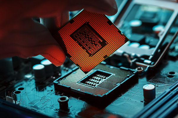 포토 JPG 해외이미지 손 과학 미래 들기 신체부위 디지털 장비 과학기술 전자 공학 마더보드 메인보드 전자부품 하드웨어 해외포토 교육 컨셉 모션 기술 사람 컴퓨터 부속품 파일형식 이미지허브