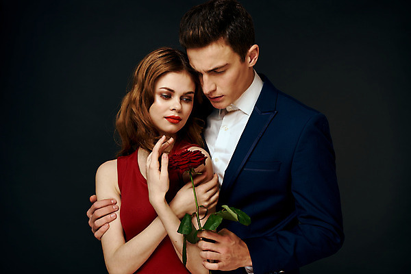 포토 JPG 해외이미지 백인 커플 여자 남자 포옹 들기 상반신 성인 두명 장미 낭만 우아함 성인만 해외포토 서양인 꽃 컨셉 관계 안기 모션 사람 파일형식 이미지허브