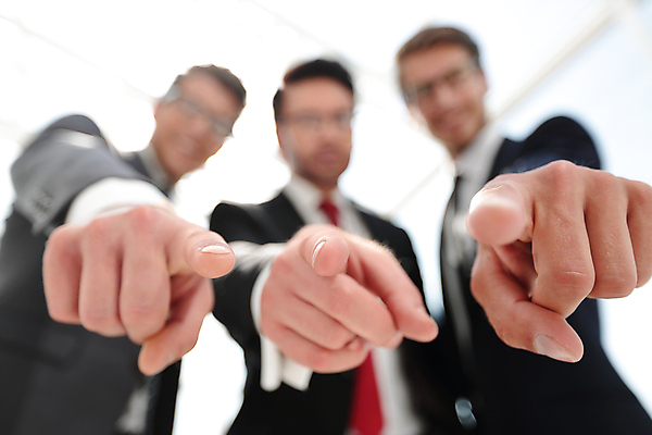 포토 JPG 해외이미지 서양인 남자 로우앵글 협력 정장 상반신 성인 아웃포커스 세명 가리킴 비즈니스맨 동료 성인남자만 해외포토 외국인 옷 뷰포인트 비즈니스 관계 촬영기법 사람 손짓 직장인 남자만 성인만 파일형식 이미지허브