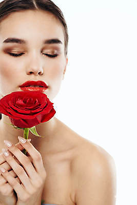 포토 JPG 해외이미지 백인 여자 포즈 한명 들기 상반신 성인 앞모습 화장 뷰티 장미 눈감음 성인여자한명만 해외포토 서양인 1 꽃 뷰포인트 모션 사람 여자한명만 성인여자만 파일형식 이미지허브