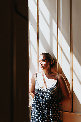 포토 JPG 해외이미지 주간 여자 여행 휴식 그림자 한명 성인 야외 햇빛 혼자 성인여자한명만 해외포토 자연요소 1 컨셉 사람 태양 여자한명만 성인여자만 파일형식 이미지허브