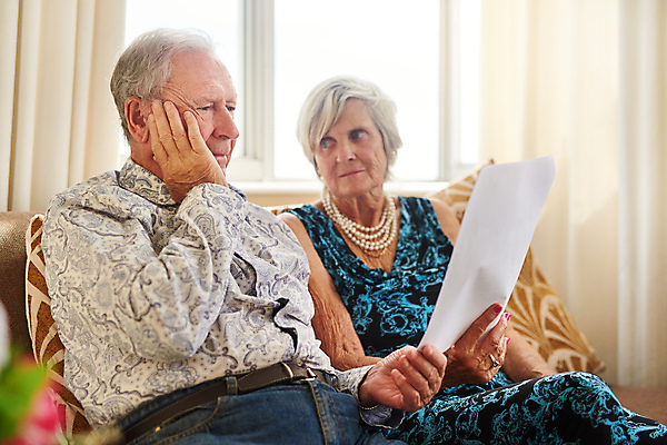 포토 JPG 해외이미지 응시 여자 노년 남자 종이 실내 들기 앉기 상반신 두명 앞모습 옆모습 노부부 턱괴기 잡기 70대 노인만 해외포토 부부 시선 뷰포인트 모션 사람 성인 내부 성인만 파일형식 이미지허브