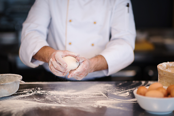 포토 JPG 해외이미지 남자 실내 요리 한명 들기 상반신 성인 앞모습 주방 계란 요리사 반죽 밀가루반죽 도우 성인남자한명만 해외포토 직업 1 뷰포인트 모션 사람 내부 알 남자한명만 성인남자만 파일형식 이미지허브