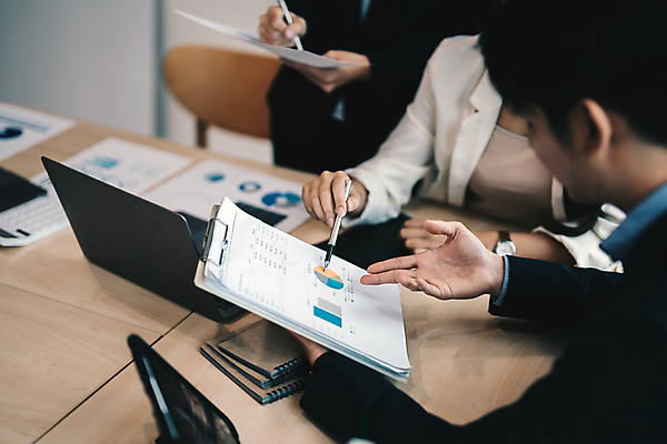 포토 JPG 해외이미지 직업 여자 행복 비즈니스 사업가 통신 성공 회의 협력 설계 아이디어 직장 함께함 대화 미소 사람 세명 노트북 컴퓨터 사무실 업무 작업 비즈니스맨 비즈니스우먼 발표 그룹 계획 토론 종업원 동료 경영자 경영 프로젝트 브레인스토밍 해외포토 남자 감정 컨셉 회사 관계 표정 말하기 전자제품 직장인 리더 파일형식 이미지허브