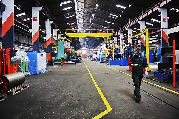 포토 JPG 해외이미지 전신 남자 산업 비즈니스 공장 실내 한명 성인 앞모습 걷기 기계 장비 성인남자한명만 해외포토 1 뷰포인트 공업 모션 사람 내부 남자한명만 성인남자만 파일형식 이미지허브