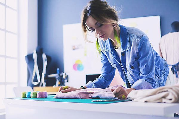 포토 JPG 해외이미지 백인 직업 손 디자인 응시 드레스 옷 여자 행복 산업 비즈니스 한명 미소 사람 알약 유행 흰색 직물 업무 작업실 실 마네킹 디자이너 스케치 천 그림 테이프 재단 재단사 스타일리스트 진짜 스타일 해외포토 서양인 1 시선 감정 컬러 문구용품 표정 미술 신체부위 약 작업 파일형식 이미지허브