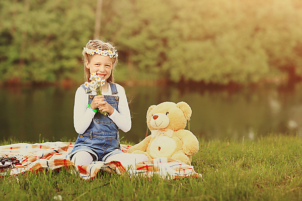 포토 JPG 해외이미지 백인 1 꽃 행복 호수 얼굴 어린이 포즈 밭 장난 자연 놀이 휴가 한명 사람 잔디 야외 초록색 장난감 햇빛 뷰티 소풍 노란색 화환 봄 기쁨 아기 작음 만족 데이지 천진난만 해외포토 서양인 식물 계절 감정 컬러 컨셉 농업 신체부위 태양 야외활동 크기 생태계 파일형식 이미지허브