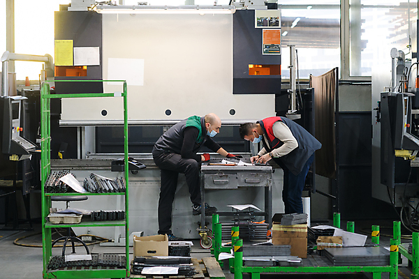 포토 JPG 해외이미지 전신 남자 산업 공장 실내 성인 두명 옆모습 기계 장비 기구 공구 작업 엔지니어 성인남자만 해외포토 뷰포인트 공업 사람 내부 도구 기술자 남자만 성인만 파일형식 이미지허브