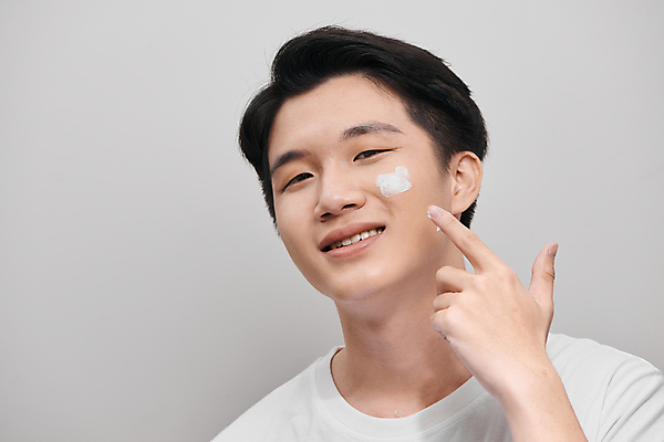 포토 JPG 해외이미지 남자 회색배경 실내 한명 동양인 상반신 성인 앞모습 뷰티 가리킴 크림 피부관리 스킨케어 자기관리 성인남자한명만 그루밍족 해외포토 1 뷰포인트 백그라운드 사람 인종 손짓 내부 회색 남자한명만 성인남자만 파일형식 이미지허브