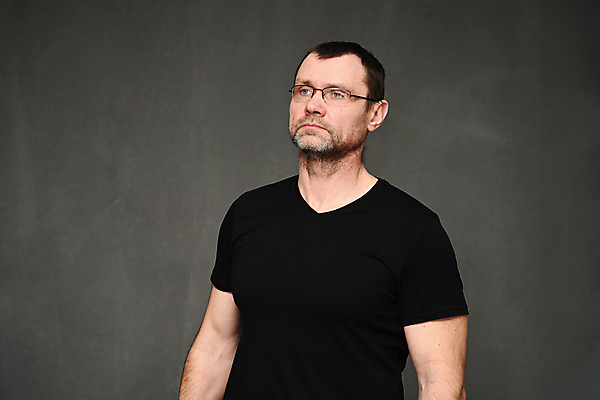 포토 JPG 해외이미지 응시 남자 행복 얼굴 회색배경 휴식 수염 실내 한명 서기 미소 사람 성인 옆모습 가로 캐주얼 30대 컬러풀 유행 믿음 회색 흰색 표현 자신감 떨어짐 시원함 명상 히스패닉 내추럴 고립 심각 카피스페이스 해외포토 1 시선 옷 감정 뷰포인트 컬러 백그라운드 컨셉 모션 표정 내부 신체부위 장년 공백 파일형식 이미지허브