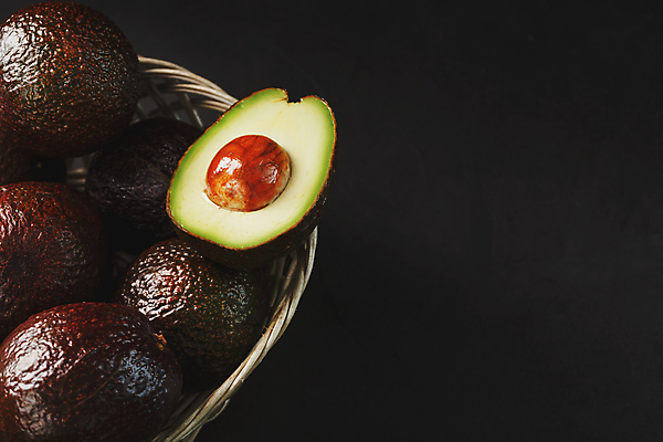 포토 JPG 해외이미지 과일 검은배경 단면 씨앗 사람없음 신선 유기농 아보카도 카피스페이스 라탄바구니 해외포토 식물 웰빙 백그라운드 바구니 검은색 공백 파일형식 이미지허브