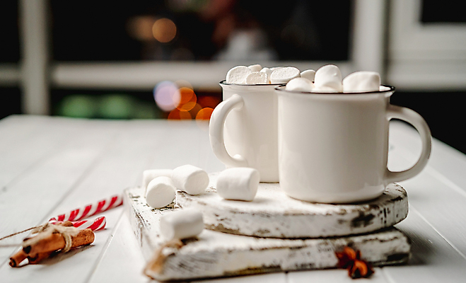 포토 JPG 해외이미지 실내 따뜻함 사람없음 아웃포커스 코코아 마시멜로우 나무받침 나무탁자 해외포토 음료 탁자 디저트 촬영기법 내부 목재 받침대 파일형식 이미지허브