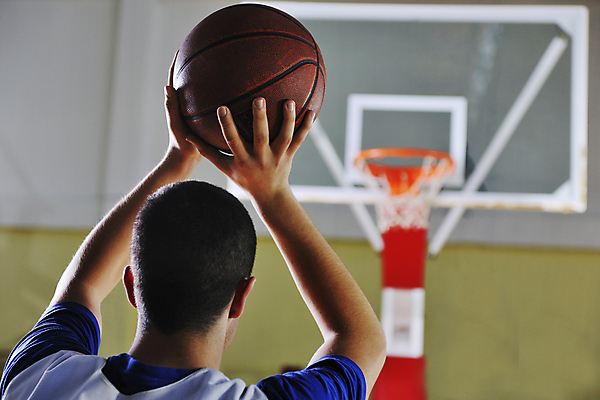 포토 JPG 해외이미지 남자 농구 농구공 실내 한명 들기 상반신 성인 뒷모습 점프 슛 농구대 농구장 성인남자한명만 해외포토 1 뷰포인트 공 스포츠시설 모션 사람 내부 구기 골대 남자한명만 성인남자만 파일형식 이미지허브