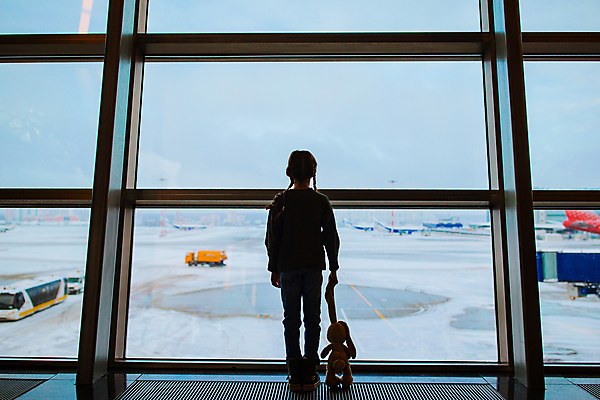 포토 JPG 해외이미지 주간 전신 여자 실루엣 어린이 창문 실내 한명 서기 들기 뒷모습 공항 토끼인형 소녀한명만 해외포토 자연요소 1 인형 뷰포인트 교통시설 모션 촬영기법 사람 내부 토끼 여자한명만 소녀만 파일형식 이미지허브