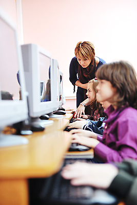 포토 JPG 해외이미지 여자 교육 남자 행복 어린이 의자 교실 학교 수업 함께함 사람 앉기 소년 여러명 성인 친구 학습 스터디 컴퓨터 교사 가르침 그룹 책상 해외포토 직업 감정 가구 다수 컨셉 관계 모션 전자제품 파일형식 이미지허브